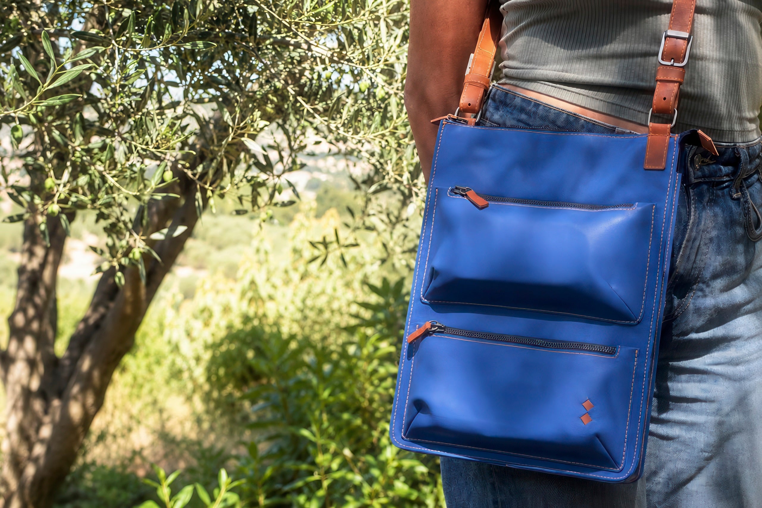 Picture of the Karine laptop bag in context. Blue version